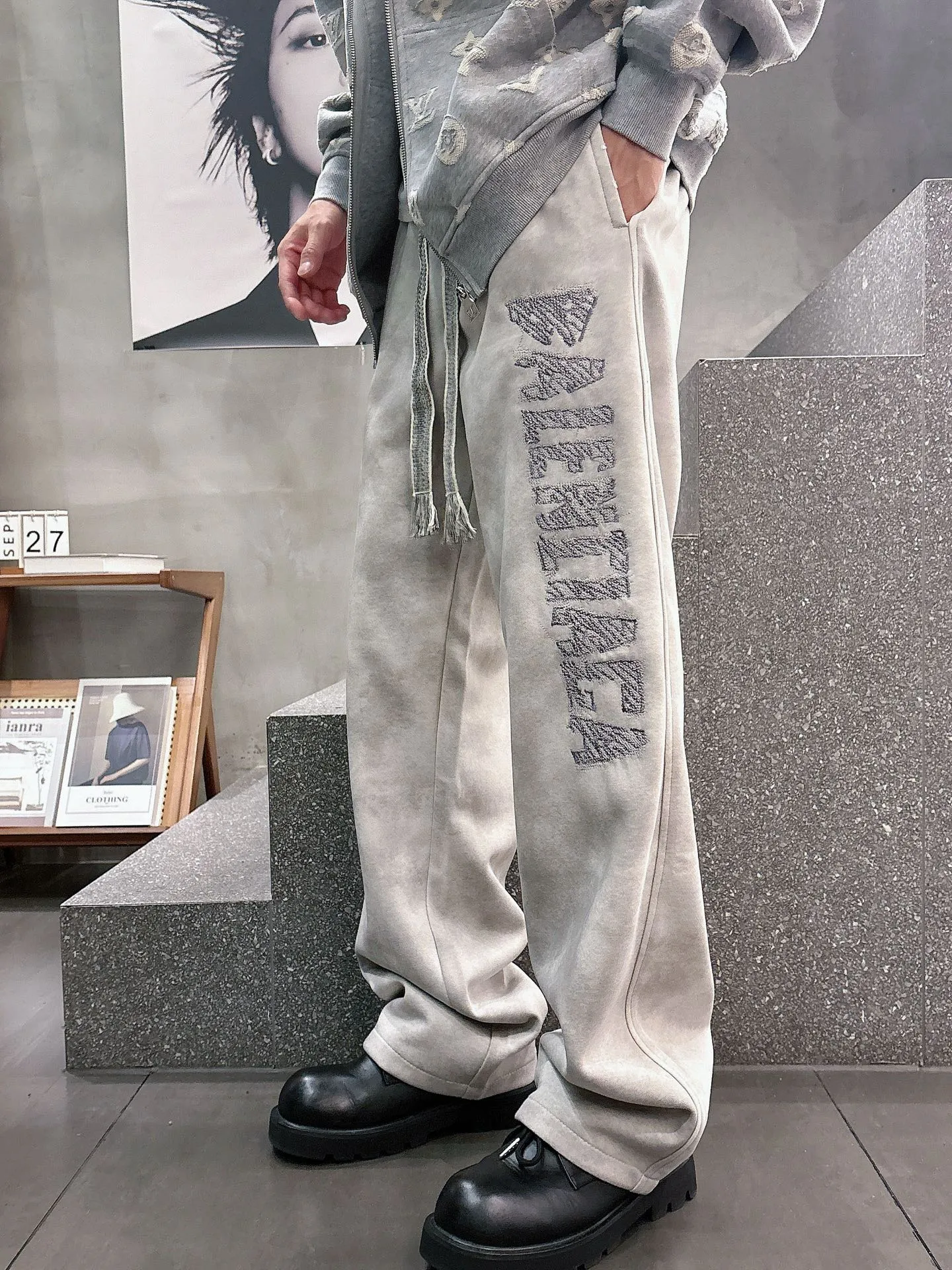 Balenciaga 🆕2026 Autumn and Winter New Arrival Casual Pants! The official website will be released simultaneously. Brand Classic LOGO casual pants, customized fabrics, excellent comfort and strong touch. Highly recognisable, perfect appearance and craftsmanship. Size:M-3XL